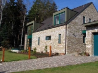 Locuinte placate pe exterior cu caramida aparenta