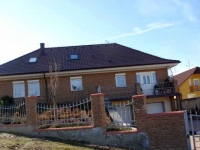 Locuinte placate pe exterior cu caramida aparenta